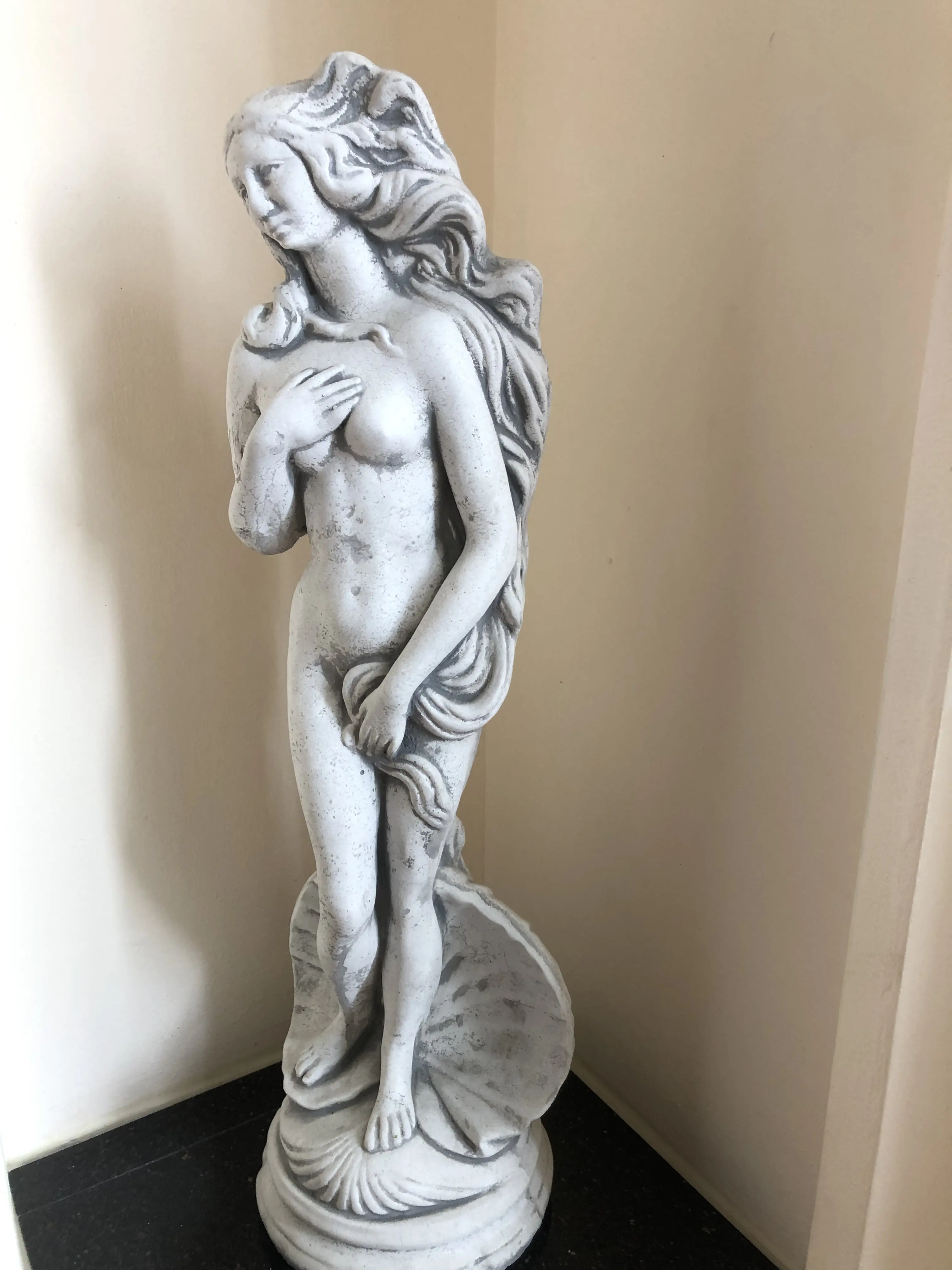 Eine Mädchenstatue von Bhuiyan